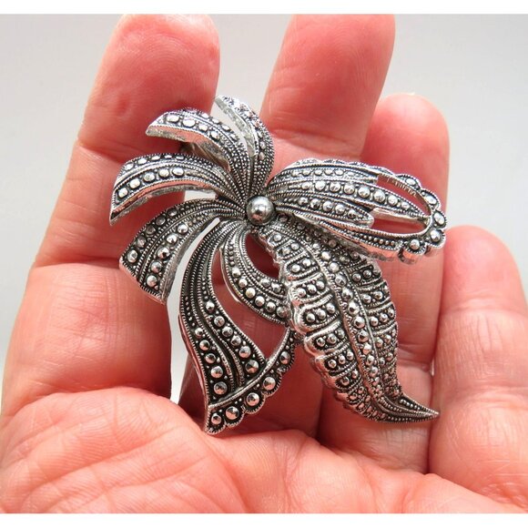 West Germany Flower Brooch Silver Tone Leaf Ribbon 1.5" Vintage Marcasite Look - Picture 11 of 11
